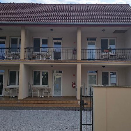 Apartmanovy Dom Flora Hotel Velky Meder Exterior photo